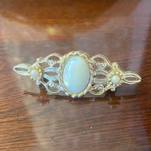 Romantic vintage brooch/broach; gold